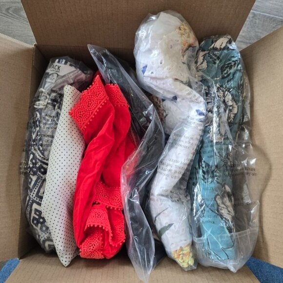 Spring Themed Mystery Box Womens Small  4 - Picture 2 of 4